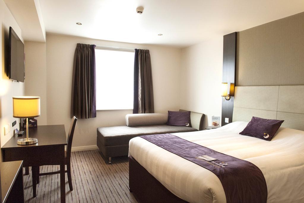Premier Inn Aldershot Exterior foto