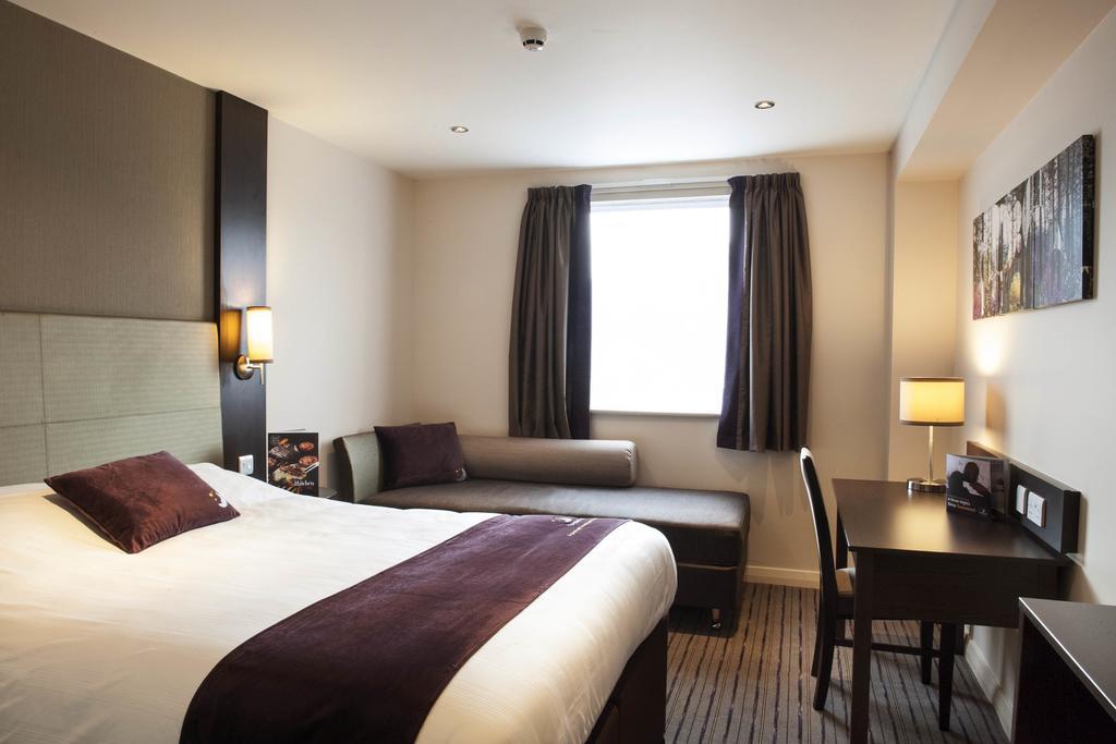 Premier Inn Aldershot Exterior foto