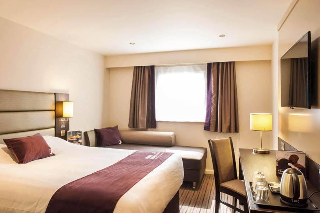 Premier Inn Aldershot Exterior foto